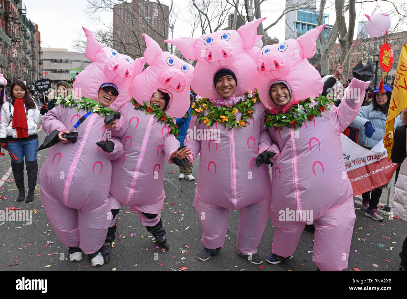 New York, USA. 17 Feb, 2019. Die Nachtschwärmer in die Parade in Pink Pig Kostüme Jahr des Schweins zu feiern. Credit: Rachel Cauvin/Alamy leben Nachrichten Stockfoto