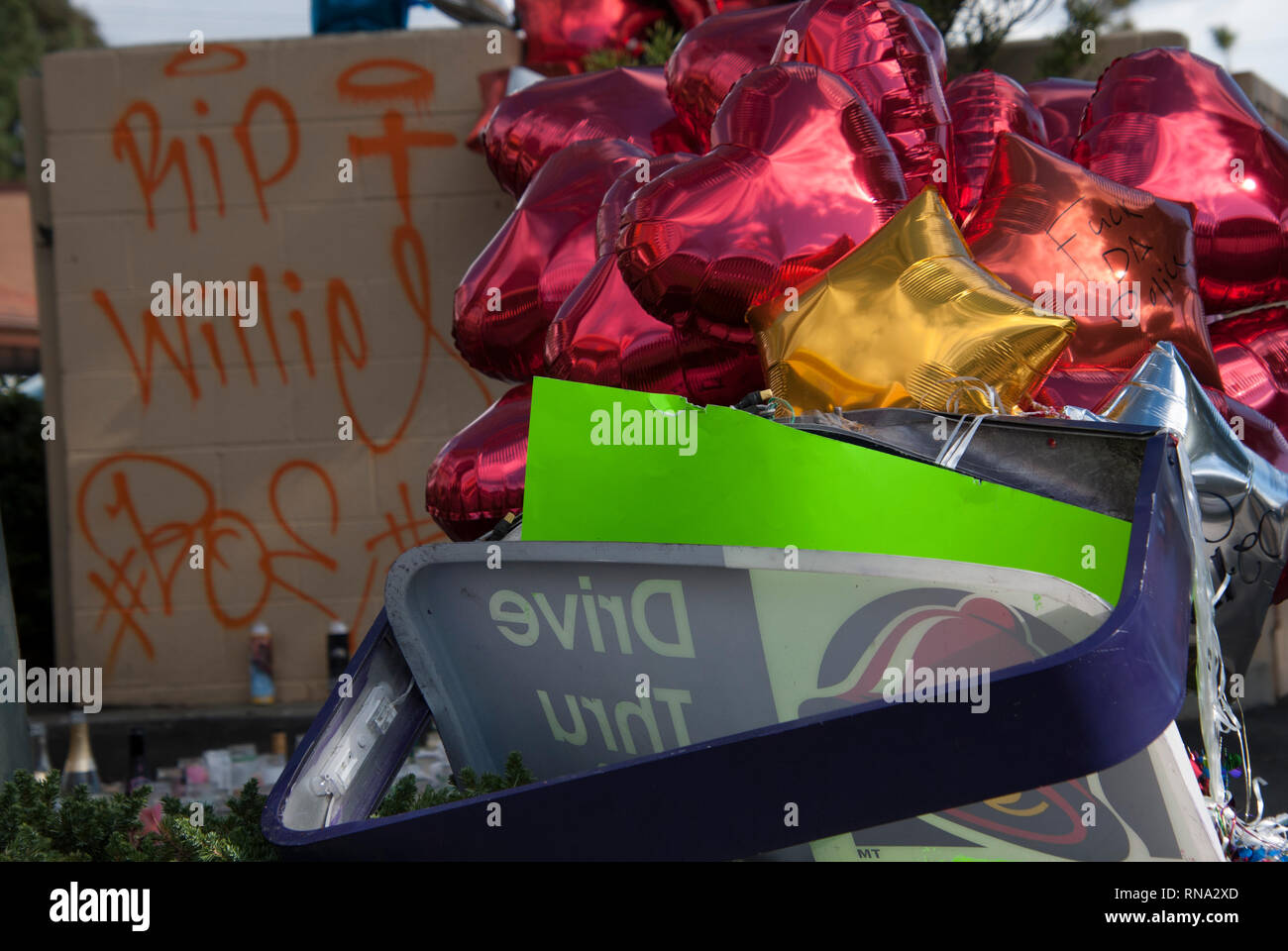 Vallejo, Kalifornien, USA. 17. Feb 2019. Ein beschädigtes Laufwerk - durch Zeichen, Memorial Ballons und Graffiti an einem Taco Bell in Vallejo, Kalifornien, wo Polizei erschossen 20-jährige rapper Willie McCoy am 9. McCoy war angeblich bewusstlos in seinem Auto in das Laufwerk der Taco Bell durch Weg gefunden. Polizei sagte er aufwachte, für das Gewehr erreicht und sechs Offiziere eröffneten das Feuer. Credit: Scott Morris/Alamy leben Nachrichten Stockfoto