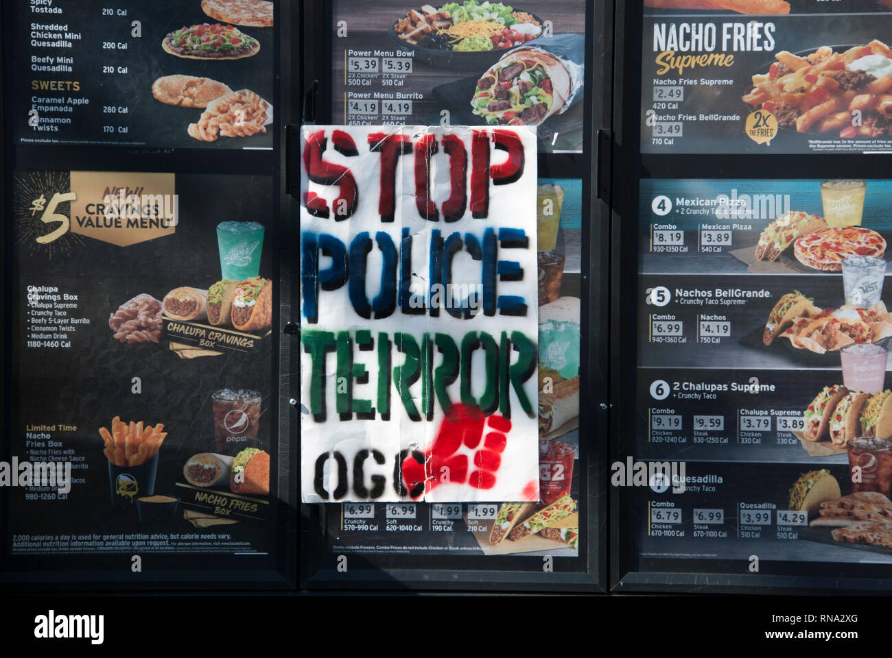 Vallejo, Kalifornien, USA. 17. Feb 2019. Ein Protest Schild hing an der Fahrt durch Menü an einem Taco Bell in Vallejo, Kalifornien, wo Polizei erschossen 20-jährige rapper Willie McCoy am 9. McCoy war angeblich bewusstlos in seinem Auto in das Laufwerk der Taco Bell durch Weg gefunden. Polizei sagte er aufwachte, für das Gewehr erreicht und sechs Offiziere eröffneten das Feuer. Credit: Scott Morris/Alamy leben Nachrichten Stockfoto