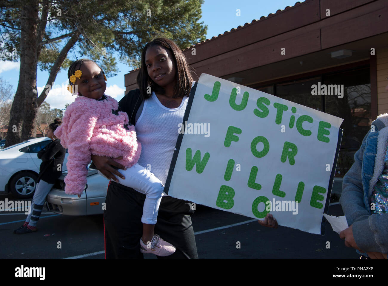 Vallejo, Kalifornien, USA. 17. Feb 2019. Eine Frau und ihre Tochter vor einem Taco Bell in Vallejo, Kalifornien, wo Polizei erschossen 20-jährige rapper Willie McCoy am 9. McCoy war angeblich bewusstlos in seinem Auto in das Laufwerk der Taco Bell durch Weg gefunden. Polizei sagte er aufwachte, für das Gewehr erreicht und sechs Offiziere eröffneten das Feuer. Credit: Scott Morris/Alamy leben Nachrichten Stockfoto