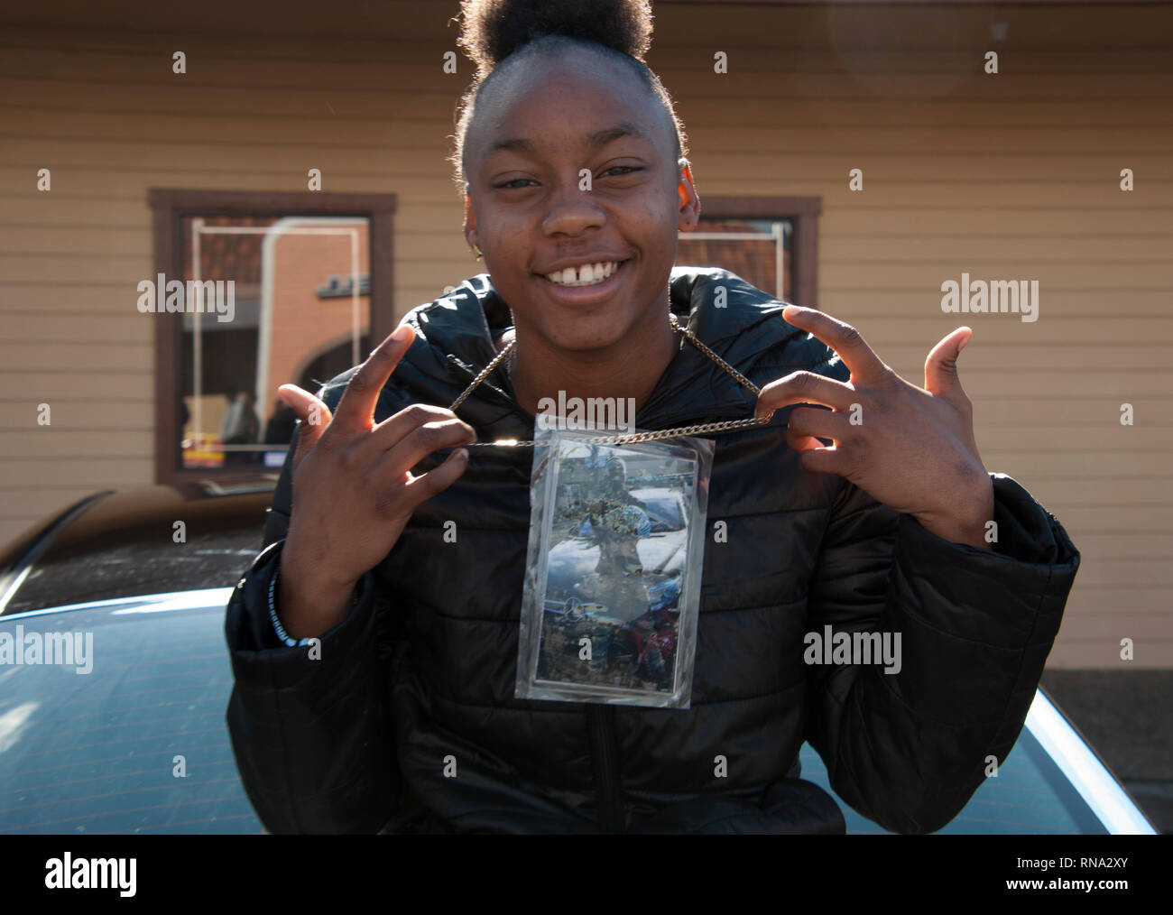 Vallejo, Kalifornien, USA. 17. Feb 2019. Jhjh Pina, 16, Proteste vor einem Taco Bell in Vallejo, Kalifornien, wo Polizei erschossen ihr Onkel, der 20-jährige rapper Willie McCoy, am 9. McCoy war angeblich bewusstlos in seinem Auto in das Laufwerk der Taco Bell durch Weg gefunden. Polizei sagte er aufwachte, für das Gewehr erreicht und sechs Offiziere eröffneten das Feuer. Credit: Scott Morris/Alamy leben Nachrichten Stockfoto