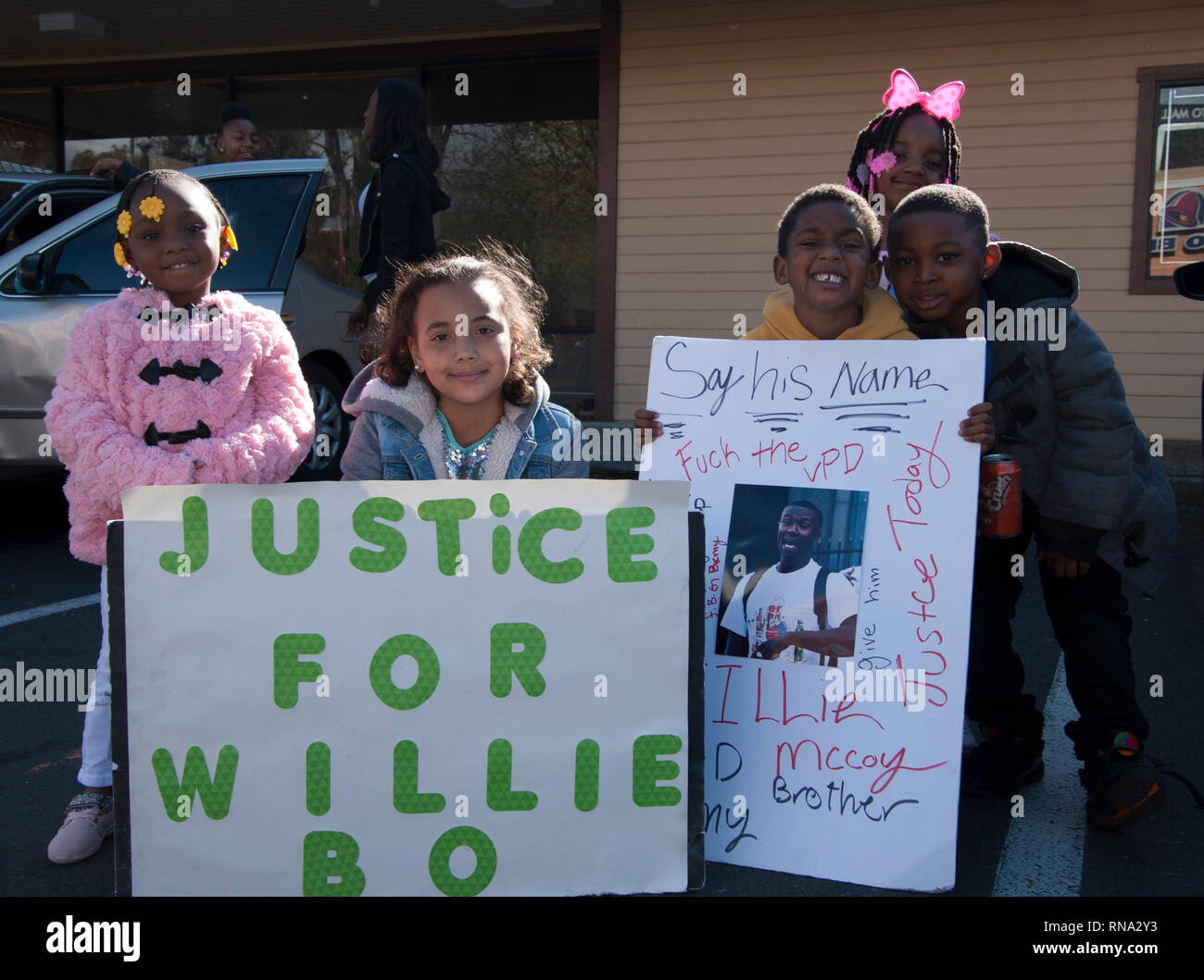 Vallejo, Kalifornien, USA. 17. Feb 2019. Nichten und Neffen von Willie McCoy Protest außerhalb eines Taco Bell in Vallejo, Kalifornien, wo Polizei erschossen McCoy, 20, am 9. McCoy war angeblich bewusstlos in seinem Auto in das Laufwerk der Taco Bell durch Weg gefunden. Polizei sagte er aufwachte, für das Gewehr erreicht und sechs Offiziere eröffneten das Feuer. Credit: Scott Morris/Alamy leben Nachrichten Stockfoto
