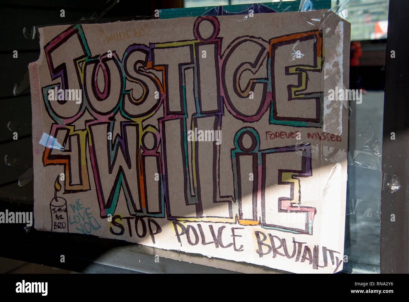 Vallejo, Kalifornien, USA. 17. Feb 2019. Ein Schild im Fenster eines Taco Bell, wo Polizei erschossen 20 Hung-jährige rapper Willie McCoy am 9. McCoy war angeblich bewusstlos in seinem Auto in das Laufwerk der Taco Bell durch Weg gefunden. Polizei sagte er aufwachte, für das Gewehr erreicht und sechs Offiziere eröffneten das Feuer. Credit: Scott Morris/Alamy leben Nachrichten Stockfoto