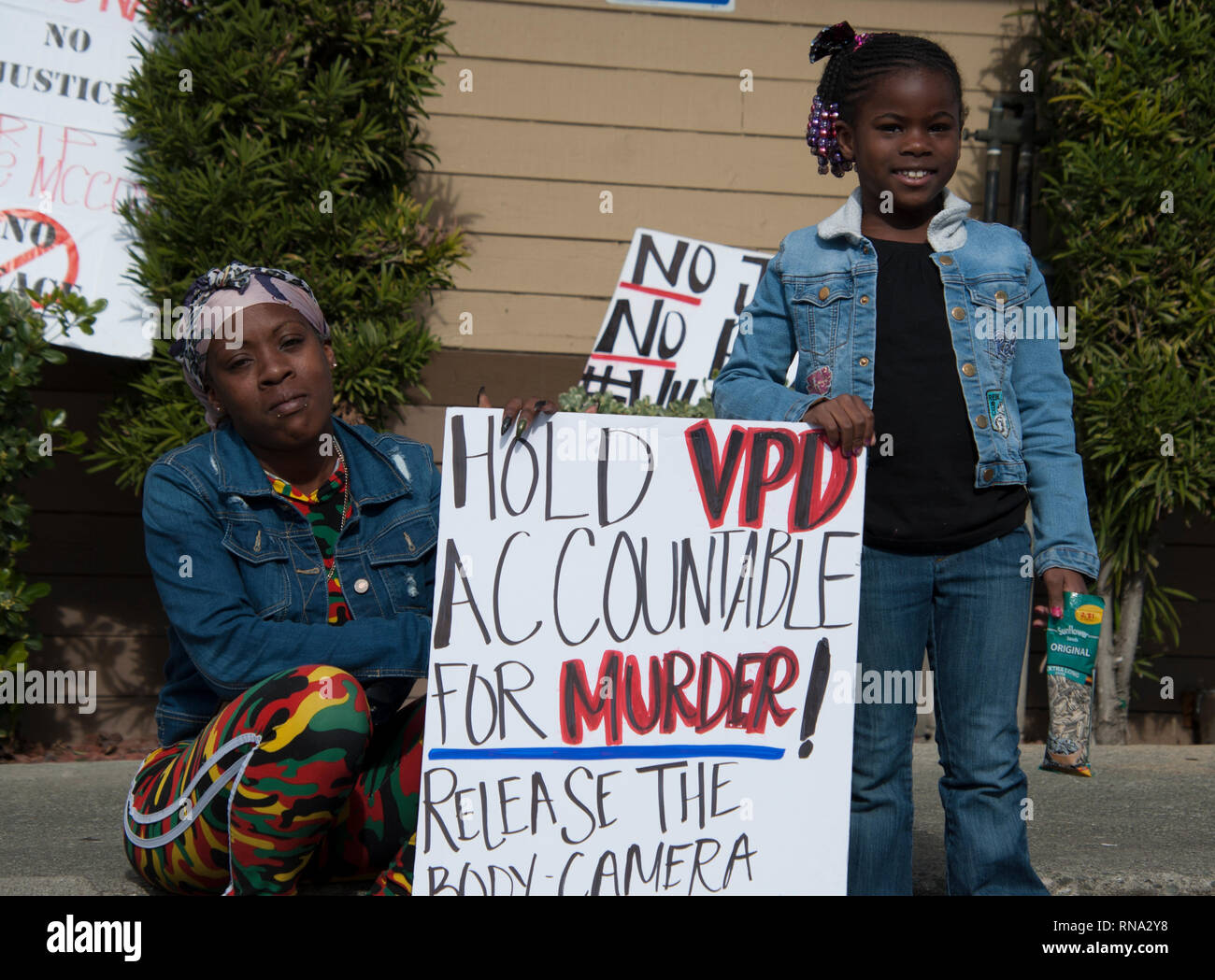 Vallejo, Kalifornien, USA. 17. Feb 2019. Shontell Vinson und ihre Tochter Erica Protest außerhalb eines Taco Bell in Vallejo, Kalifornien, wo Polizei erschossen 20-jährige rapper Willie McCoy am 9. McCoy war angeblich bewusstlos in seinem Auto in das Laufwerk der Taco Bell durch Weg gefunden. Polizei sagte er aufwachte, für das Gewehr erreicht und sechs Offiziere eröffneten das Feuer. Credit: Scott Morris/Alamy leben Nachrichten Stockfoto