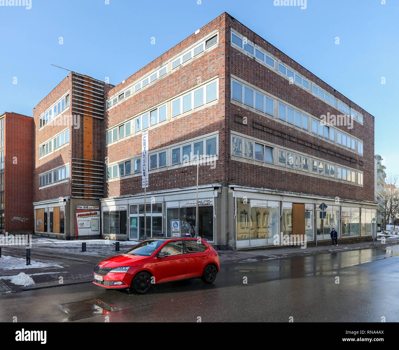 Crimmitschau, Deutschland. 08 Feb, 2019. Das ehemalige Kaufhaus Schocken in der Innenstadt von Crimmitschau. Das 1928 erbaute Gebäude gehörte zu, was dann Deutschlands fünftgrößte Warenhauskette. Sachsen ist nicht nur Barock und Renaissance, an vielen Orten Gebäude aus dem frühen 20. Jahrhundert prägen das Stadtbild. (Dpa: axony ist nicht nur Barock und Renaissance" vom 18.02.2019) Credit: Jan Woitas/dpa-Zentralbild/dpa/Alamy leben Nachrichten Stockfoto