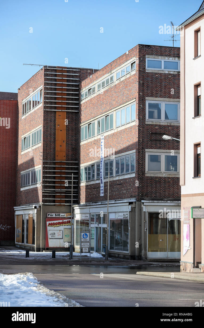 Crimmitschau, Deutschland. 08 Feb, 2019. Das ehemalige Kaufhaus Schocken in der Innenstadt von Crimmitschau. Das 1928 erbaute Gebäude gehörte zu, was dann Deutschlands fünftgrößte Warenhauskette. Sachsen ist nicht nur Barock und Renaissance, an vielen Orten Gebäude aus dem frühen 20. Jahrhundert prägen das Stadtbild. (Dpa: axony ist nicht nur Barock und Renaissance" vom 18.02.2019) Credit: Jan Woitas/dpa-Zentralbild/dpa/Alamy leben Nachrichten Stockfoto