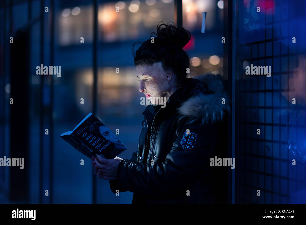 Hannover, Deutschland. 08 Feb, 2019. Vanessa Münstermann sieht in ihr Buch. "Ich will nicht zu verstecken" ist das Buch von der jungen Frau, die ernsthaft an einer Säure verletzt wurde. (Dpa "sauren Opfer nicht früher Aussehen trauern nach') Quelle: Peter Steffen/dpa/Alamy leben Nachrichten Stockfoto