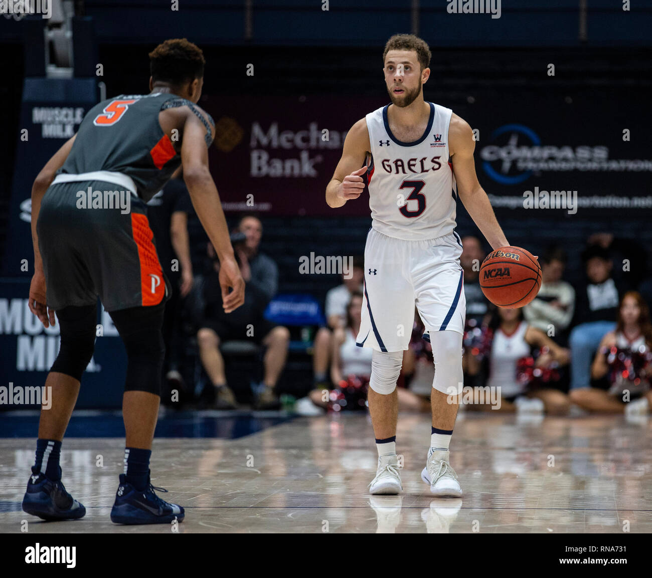 McKeon Pavillon Moraga Calif, USA. 16 Feb, 2019. CA USA St. Mary's Guard Jordan Ford (3) bringt die Kugel oben Hof bei Basketball Spiel der NCAA Men zwischen Pepperdine Wellen und Saint Mary's Gaels 72-65 Gewinn an McKeon Pavillon Moraga Calif Thurman James/CSM/Alamy leben Nachrichten Stockfoto