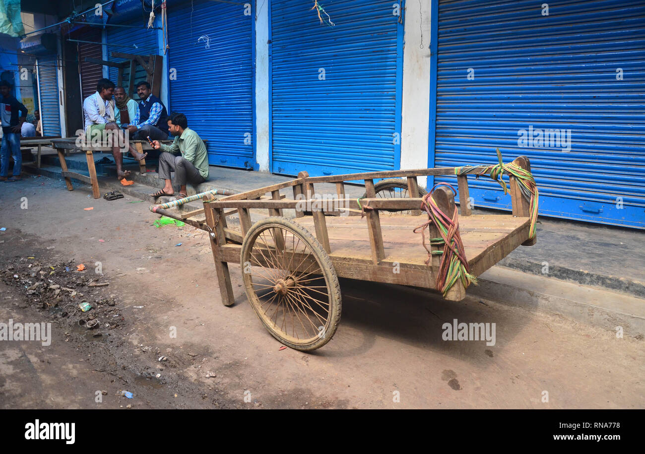 Dimapur, Indien. 18 Feb, 2019. Ladenbesitzer sitzen vor ihren engen Shop während einer Bharat Handel Bandh Anruf durch Bund der All India Händler gegen Pulwama Angriff in Dimapur, Nagaland am Montag, den 18. Februar 2019. Credit: Caisii Mao/Alamy leben Nachrichten Stockfoto