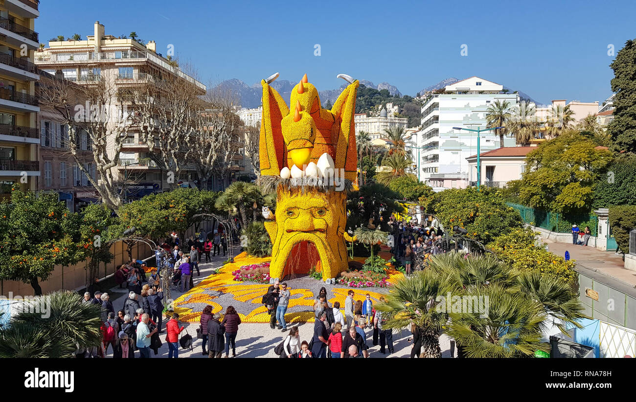 Menton, Frankreich. 17. Feb 2019. Kunst aus Zitronen und Orangen in den berühmten Lemon Festival (Fete du Citron) in Menton, Frankreich. Die berühmten Obst Garten erhält 230.000 Besucher pro Jahr. Credit: Giancarlo Liguori/Alamy leben Nachrichten Stockfoto
