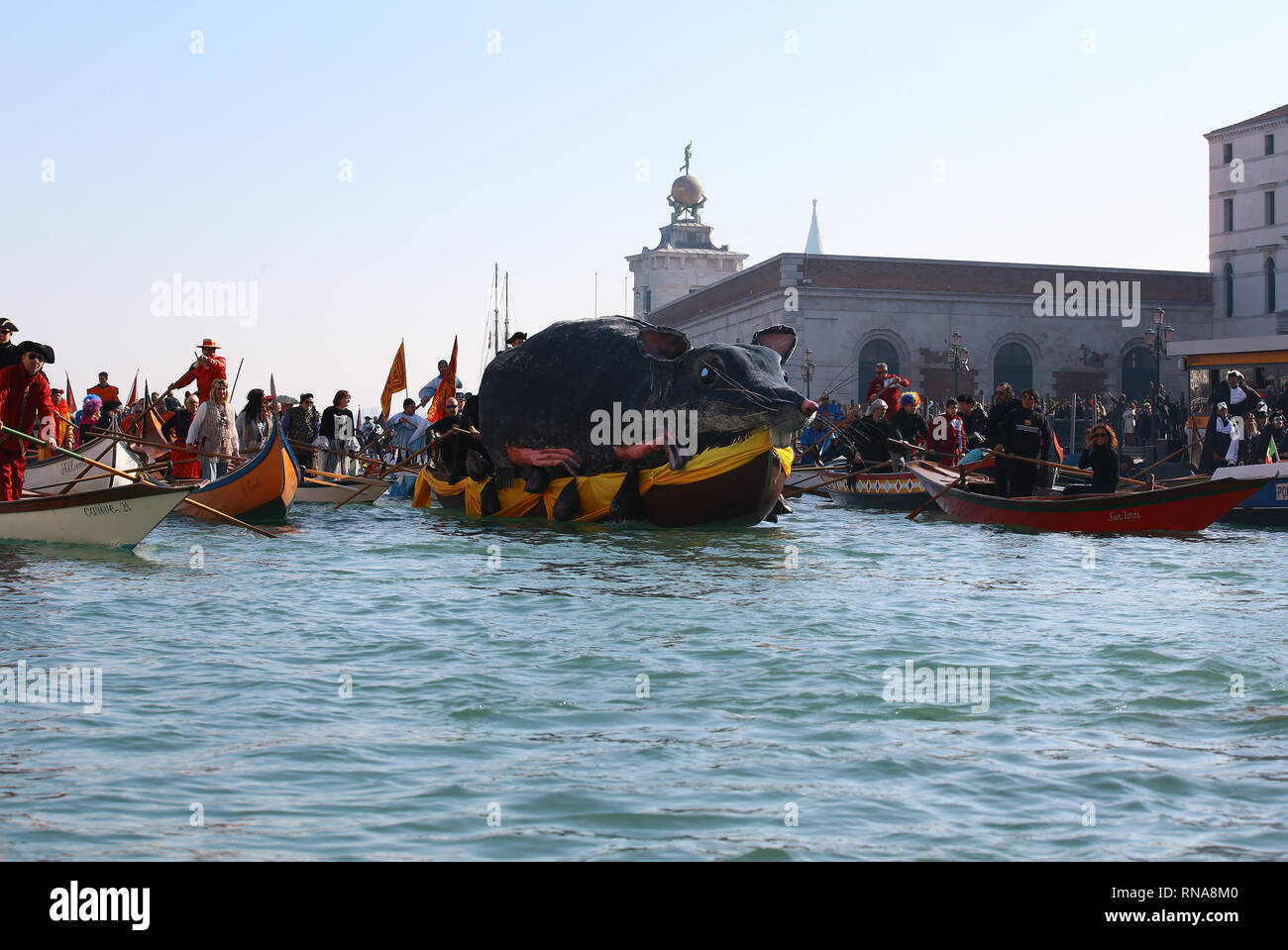 Die Partei der Venezianer, weiht der Karneval, für die Bürger und Gäste der Lagunenstadt gewidmet, der in diesem Jahr verdoppelt mit einem doppelten Termin auf den Fundamenten von Cannaregio. Sonntag, 17. Februar, um 11.00 Uhr die Prozession der Koordinierung Verbände Rudern Vogue zu den Venezianischen wird die Moorings drop von der Punta della Dogana entlang des Canal Grande bis Sie die beliebte Rio di San Marco, wo es Parade in eine Flamme des gedrängten Publikum am Ufer zu erreichen. Bei der Ankunft der maskierten Marching Boote, die eno-gastronomische Stände von AEPE anbieten, wird die geöffnet werden Stockfoto