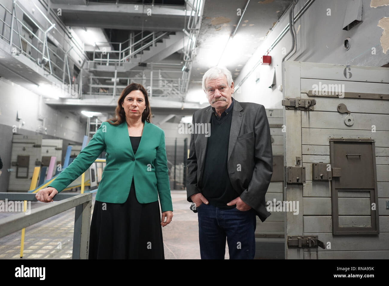 Berlin, Deutschland. 18 Feb, 2019. Sandra Scheeres (SPD), Berlins Senator für Bildung, und die 70-jährige Zeitzeuge Michael Brack, öffnen Sie ein außerschulischer Lernort in der ehemaligen DDR Polizei Gefängnis Keibelstraße in Berlin. Nach dem Senator, jungen Leute werden in der Lage sein, mit staatlicher Willkür und Repression in der DDR in die Zukunft zu beschäftigen. Führungen durch das Gebäude sind auch für interessierte Besucher geplant. Das Gefängnis für Jahre leer stand, hatte für eine lange Zeit gekämpft worden. Quelle: Jörg Carstensen/dpa/Alamy leben Nachrichten Stockfoto