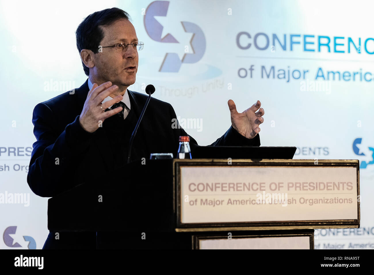 Jerusalem, Israel. 18. Februar, 2019. ISAAC HERZOG, "Bougie", Vorsitzender der Jewish Agency, ehemaliges Mitglied der Knesset, ehemaliger Minister für Wohlfahrt und soziale Dienste, ehemaliger Vorsitzender der Labour Party und Oppositionsführer, spricht auf der 45. Konferenz der Präsidenten der wichtigsten jüdischen US-Verbände Führung Mission in Israel (COP) im Inbal Hotel in Jerusalem. Mehr als 100 amerikanischen Staats- und Regierungschefs aus 53 Mitgliedsorganisationen der Konferenz und deren nationale Führung teilnehmen. Credit: Nir Alon/Alamy leben Nachrichten Stockfoto