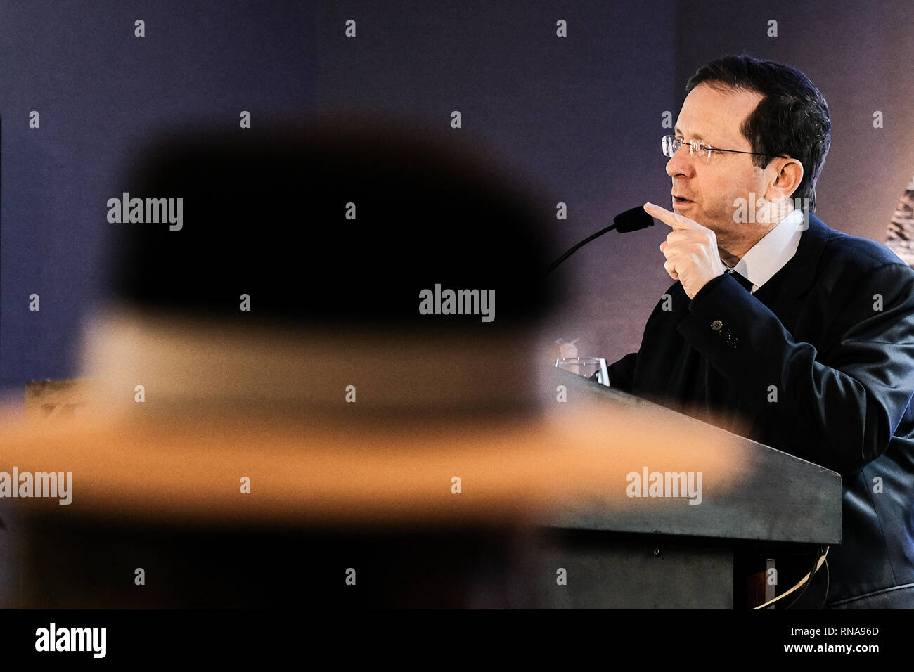 Jerusalem, Israel. 18. Februar, 2019. ISAAC HERZOG, "Bougie", Vorsitzender der Jewish Agency, ehemaliges Mitglied der Knesset, ehemaliger Minister für Wohlfahrt und soziale Dienste, ehemaliger Vorsitzender der Labour Party und Oppositionsführer, spricht auf der 45. Konferenz der Präsidenten der wichtigsten jüdischen US-Verbände Führung Mission in Israel (COP) im Inbal Hotel in Jerusalem. Mehr als 100 amerikanischen Staats- und Regierungschefs aus 53 Mitgliedsorganisationen der Konferenz und deren nationale Führung teilnehmen. Credit: Nir Alon/Alamy leben Nachrichten Stockfoto