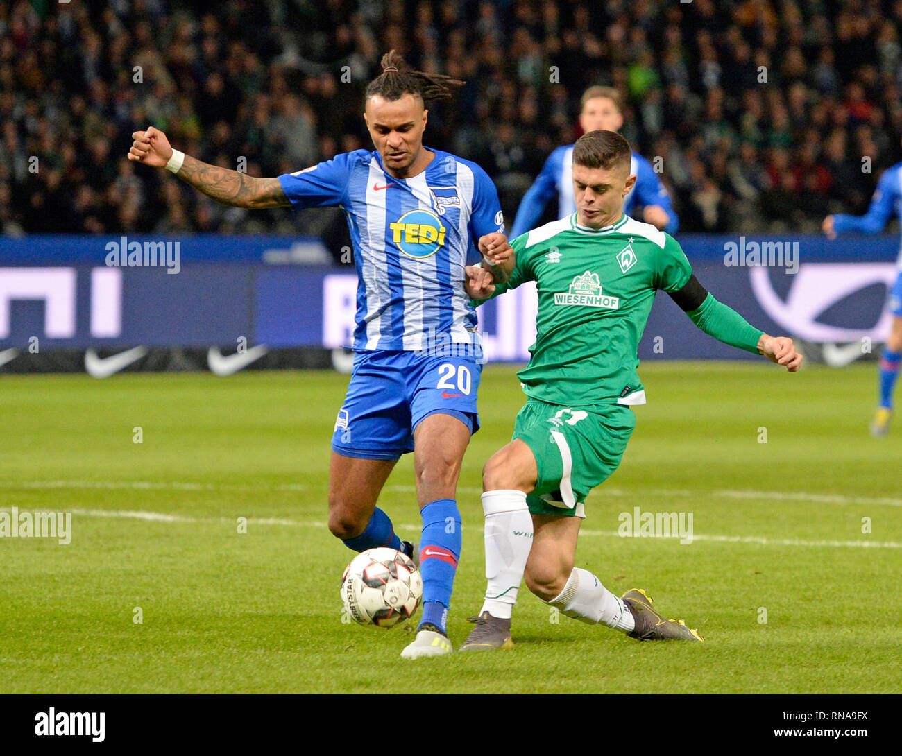 Von links nach rechts: Valentino LAZARO (B), Milot RASHICA (HB), Duellen, Förderung, Fußball 1. 1. Fussballbundesliga, 22. Spieltag, Hertha BSC Berlin (B) - Werder Bremen (HB) 1:1, am 16.02.2019 in Berlin, Deutschland. € | Nutzung weltweit Stockfoto