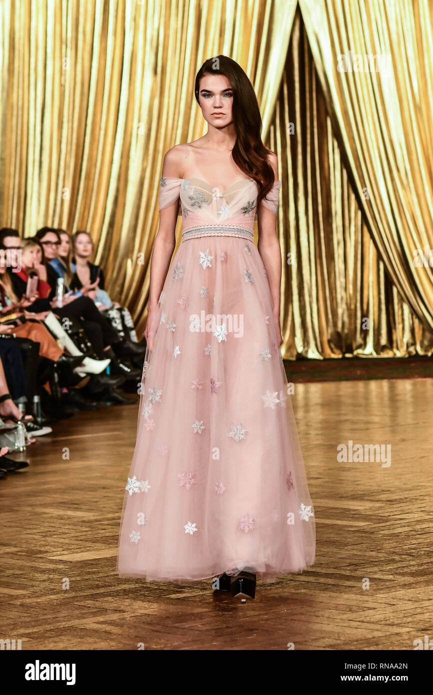 London, Großbritannien. 17. Feb 2019. AADNEVIK ist Herbst/Winter 2019 Fashion Show im Royal Horseguards 1 Whitehall, London, UK. 17 Feb, 2019. Bild Capital/Alamy leben Nachrichten Stockfoto