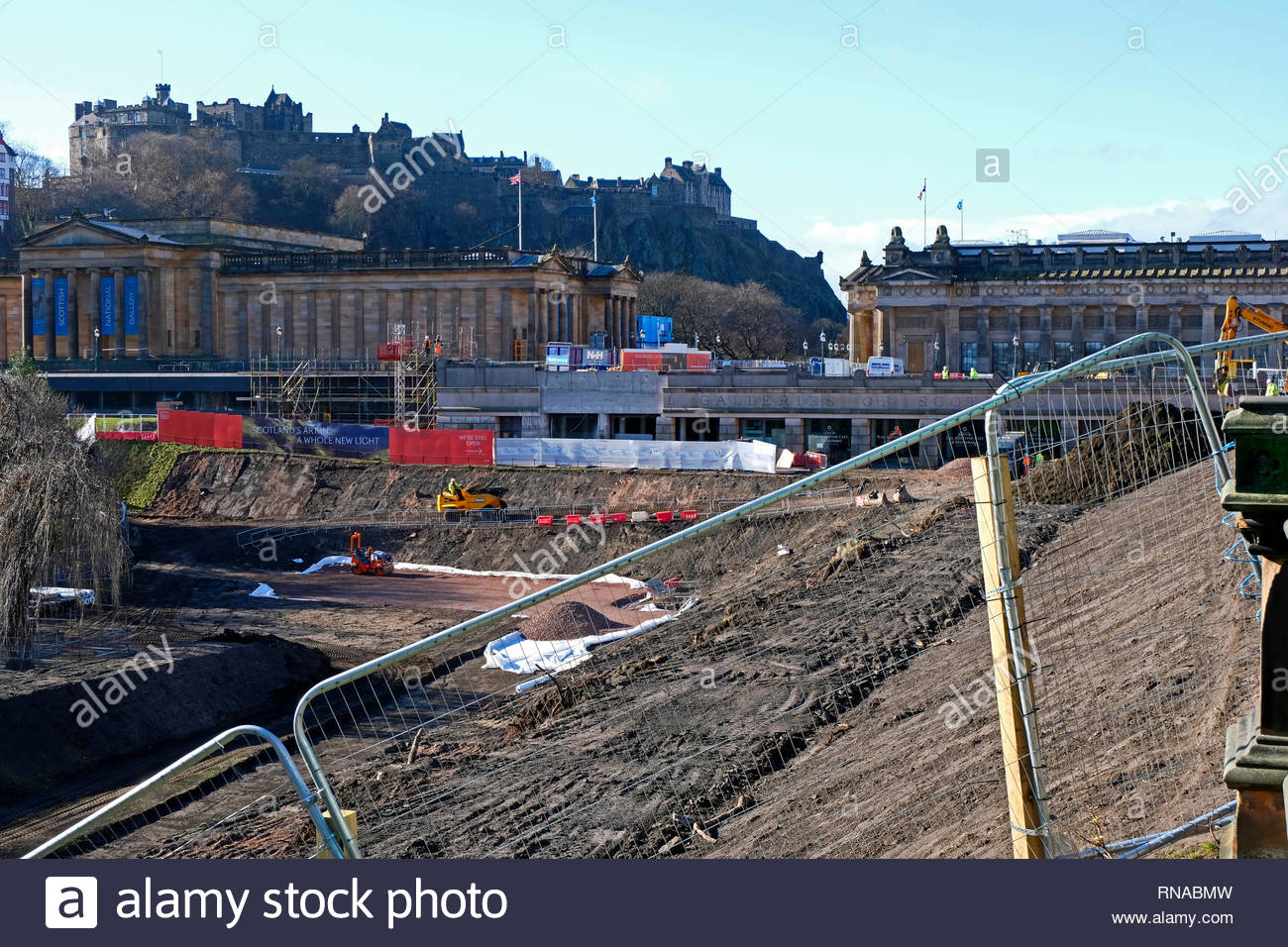 Edinburgh, Vereinigtes Königreich. 18. Februar 2019. Die nationalen Galerien Von Schottland Bauarbeiten in der Princes Street Gardens, einschließlich der Gebäude, eine neue zugänglich Fußweg, Verbreiterung der Schritte zur Galerie und Landschaftsgestaltung. Quelle: Craig Brown/Alamy leben Nachrichten Stockfoto