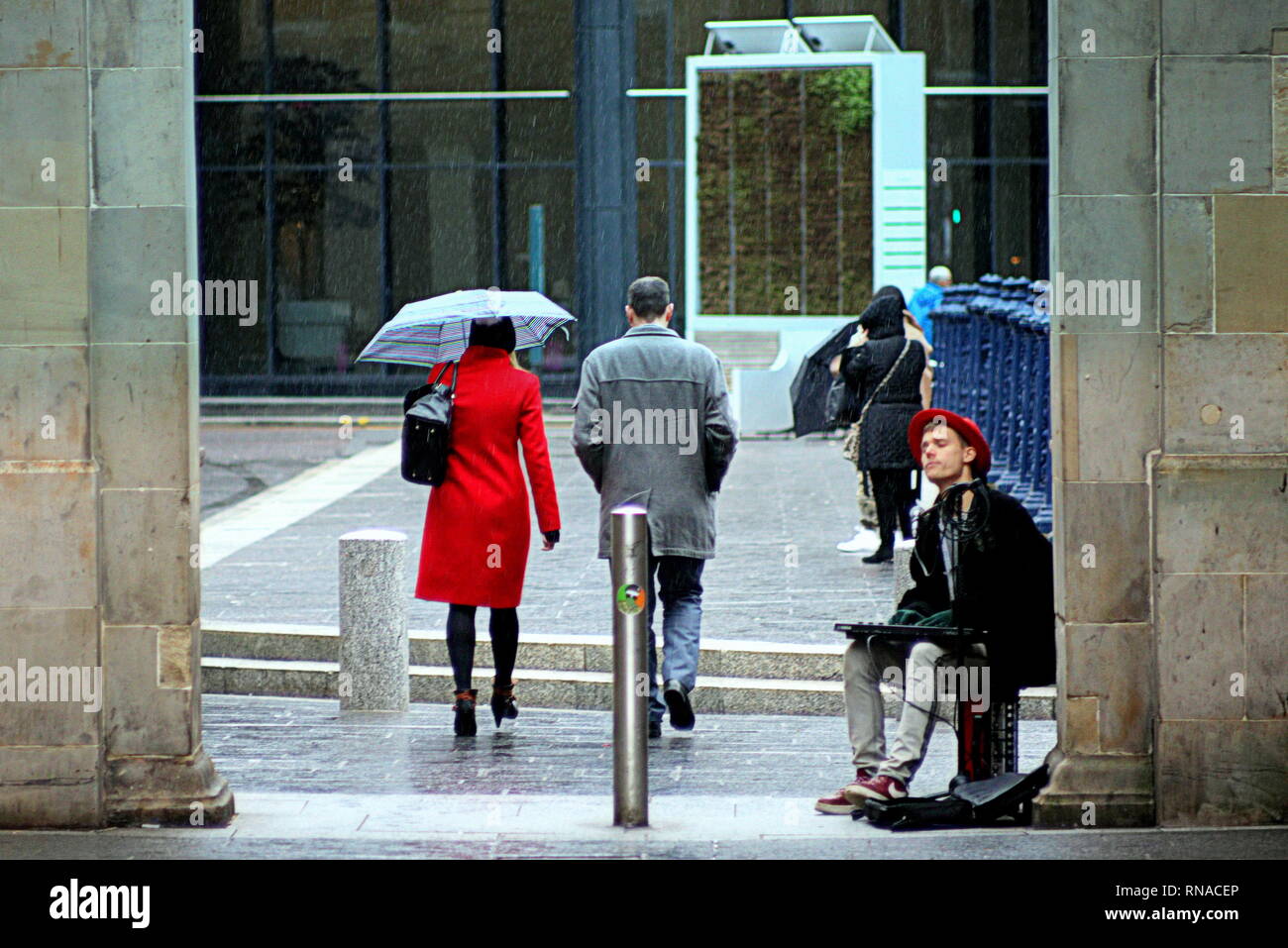 Glasgow, Schottland, UK, 18. Februar, 2019 UK Wetter: Street Performer regnerischen Tag als Einheimische und Touristen ihre Sonnenschirme genießen. Credit Gerard Fähre / alamy Leben Nachrichten Stockfoto