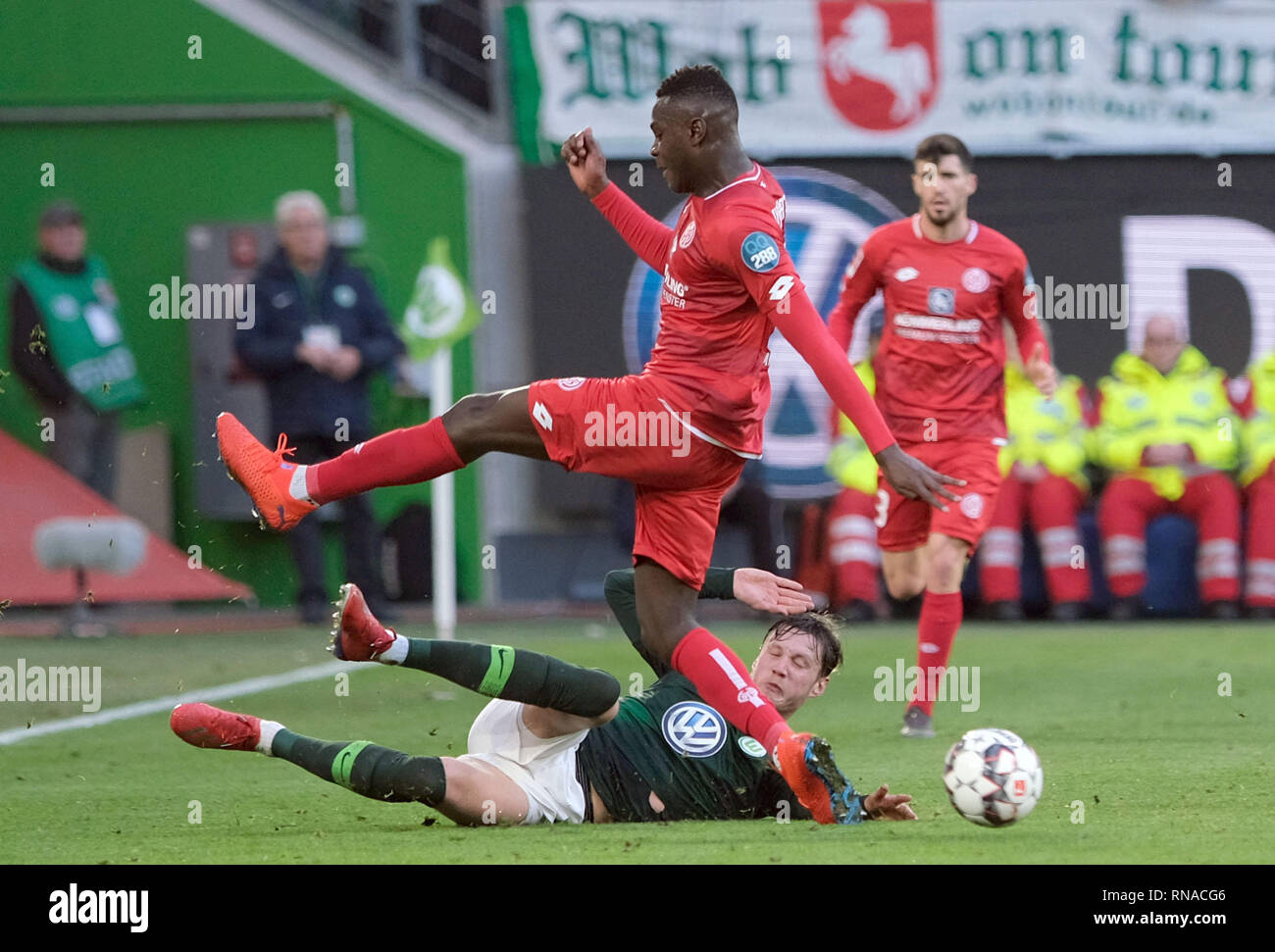 16.02.2019, Niedersachsen, Wolfsburg: Fussball: 1. Fussballbundesliga, 22. Spieltag: VfL Wolfsburg - FSV FSV FSV Mainz 05 in der Volkswagen Arena. Wolfsburg Wout Weghorst (unten) und dem Mainzer Moussa Niakhate Kampf um den Ball. Foto: Peter Steffen/dpa - WICHTIGER HINWEIS: In Übereinstimmung mit den Anforderungen der DFL Deutsche Fußball Liga und der Deutsche Fußball-Bund DFB ist im Stadion und/oder Verboten Nutzung des Spiels - Fotos in Form von Bildern und/oder Videos - wie Foto Galerien zu machen. | Verwendung weltweit Stockfoto