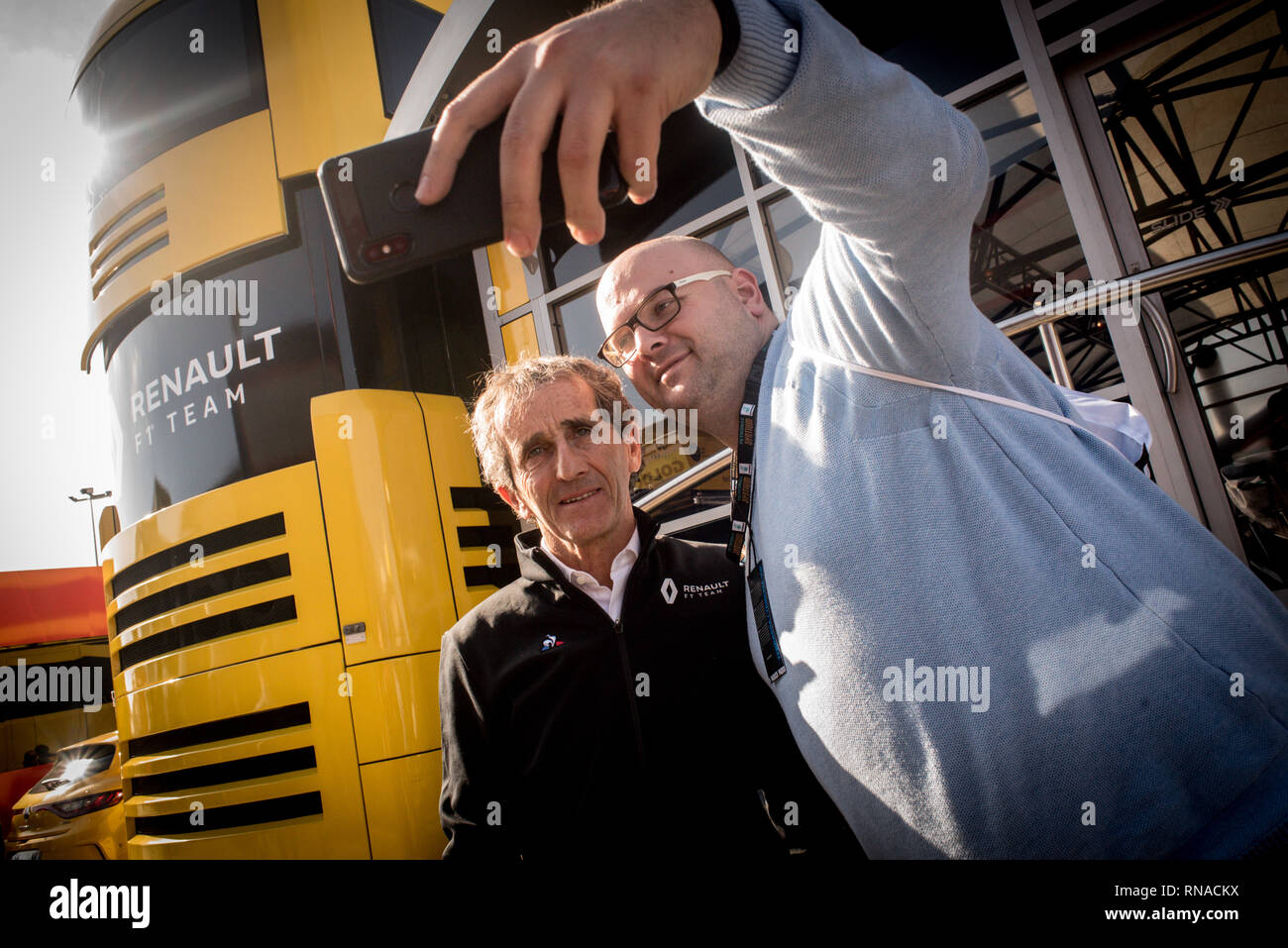 Montmelo, Barcelona, Spanien. 18 Feb, 2019. Ein Mann nimmt einen selfie mit ehemaligen Fahrer Alain Prost auf dem Circuit de Catalunya in Montmelo (Provinz Barcelona). Credit: Jordi Boixareu/Alamy leben Nachrichten Stockfoto