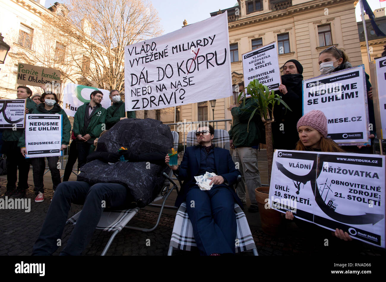 Prag, Tschechische Republik. 18 Feb, 2019. Freunde der Erde (Hnuti Duha) Organisation hält Ereignis vor Regierung treffen, die Erhöhung der niedrigen Gebühren durch Braunkohle Bergbauunternehmen gezahlt, vor der Regierung Büro, Prag, Tschechische Republik, am Montag, den 18. Februar 2019. Credit: Katerina Sulova/CTK Photo/Alamy leben Nachrichten Stockfoto