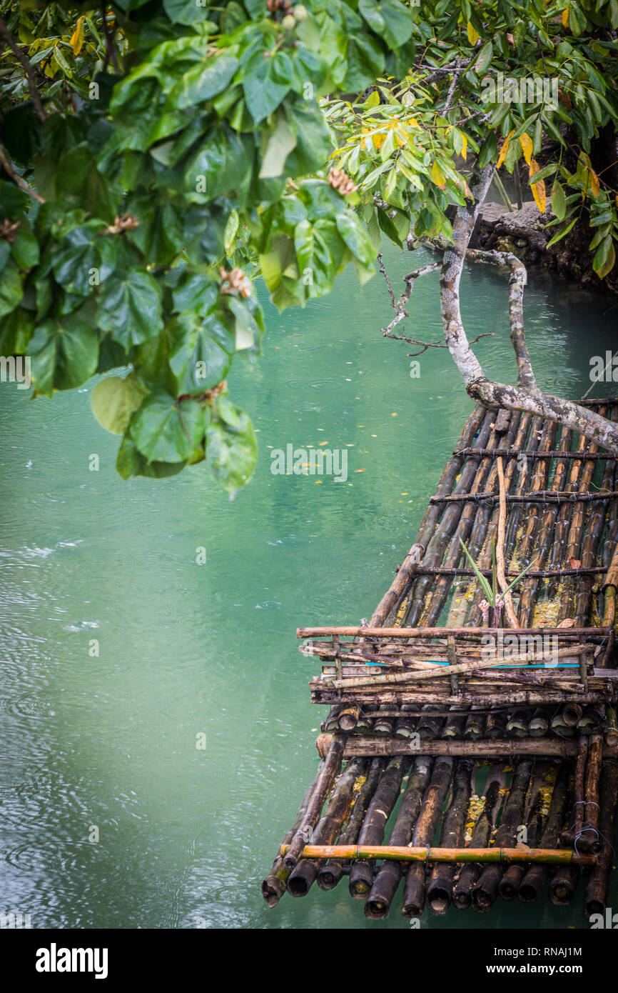 Leere Bambusfloß schwimmend auf einem Fluss. Getrocknete Bambusrohren zusammen gepeitscht fest ein stabiles Wasserfahrzeug zu erstellen. Stockfoto