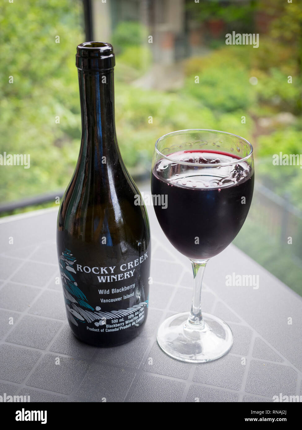 Ein Glas wild Black Wein von Rocky Creek Winery in Cowichan Bay, Vancouver Island, British Columbia, Kanada. Stockfoto