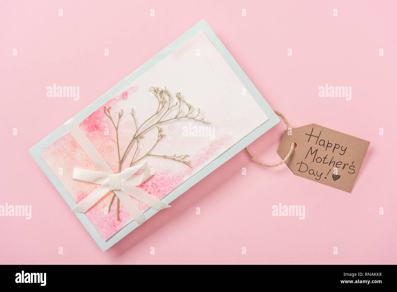 Grußkarte mit getrockneten Pflanze, Bug- und Holz- Label mit glücklichen Muttertag Begrüßungstext auf rosa Hintergrund eingerichtet Stockfoto