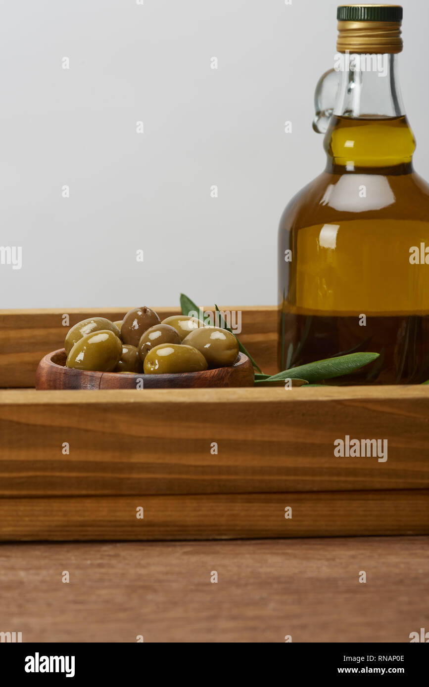 Holz- Fach mit Schale, Oliven, Olivenbaum Bltter und eine Flasche l auf  braune Oberflche Stockfotografie - Alamy