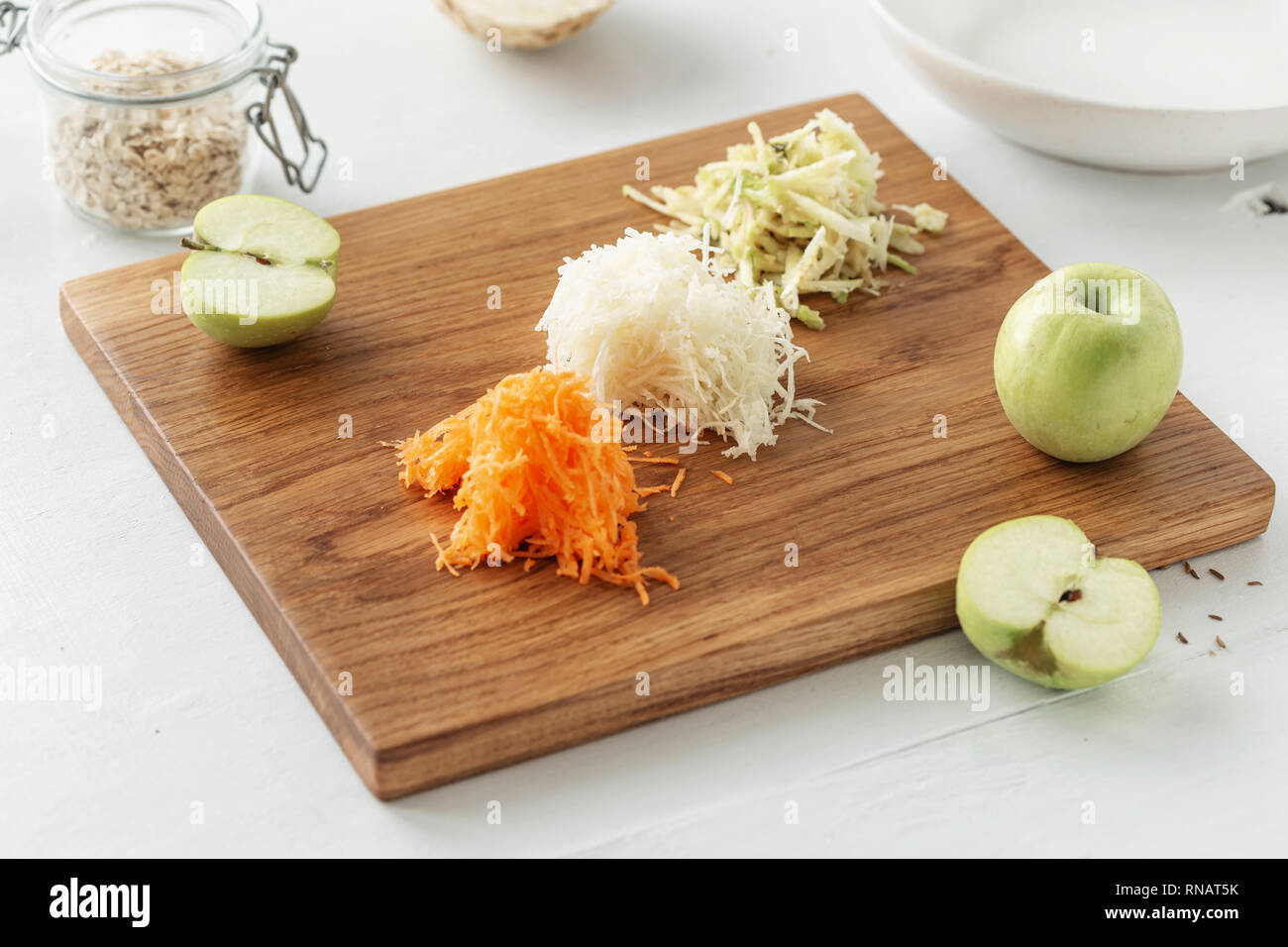 Gesundes Frühstück Konzept. Schneidbrett mit Zutaten für die Vorbereitung Obstsalat Stockfoto