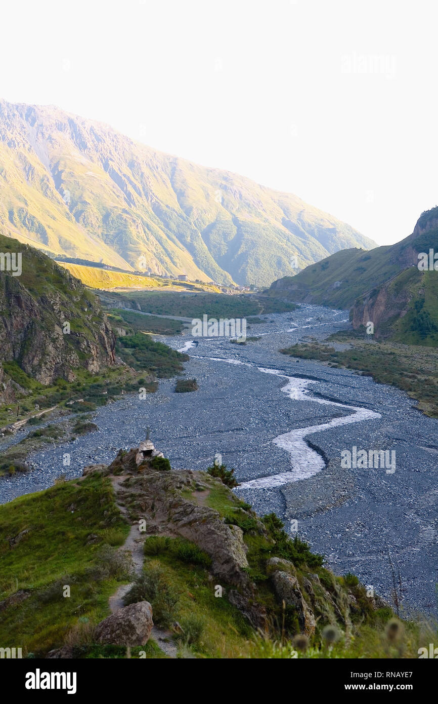 Die terek River fließt durch die Daryal Schlucht. Natur. Stockfoto