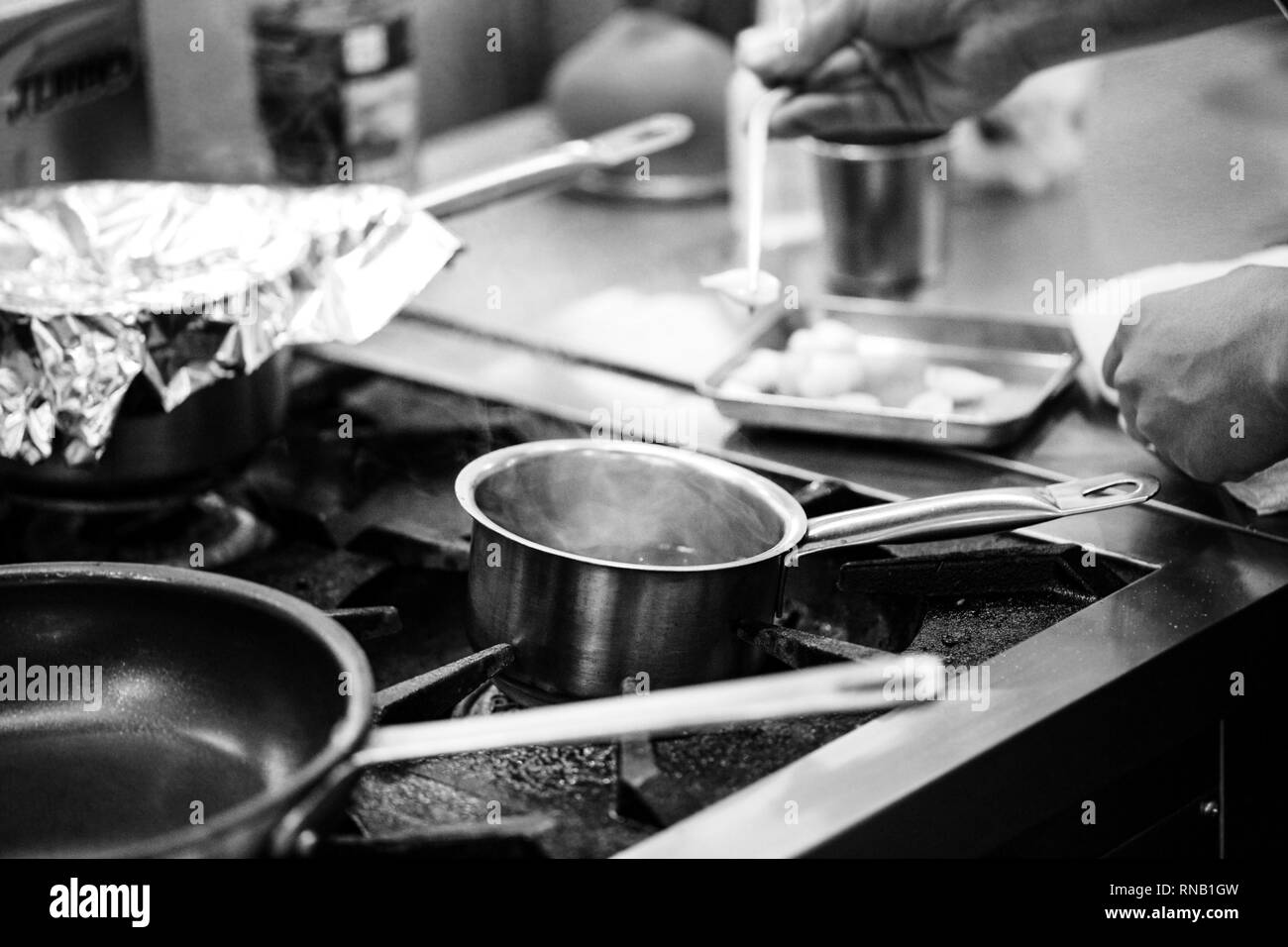 Koch Essen zubereiten, essen, in der Küche, Küchenchef, Koch Dekoration Teller, Nahaufnahme Stockfoto