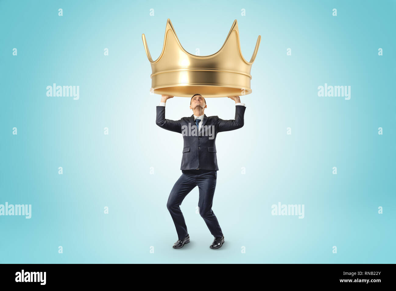 Junge Unternehmer Holding heady goldene Krone über dem Kopf auf blauem Hintergrund Stockfoto