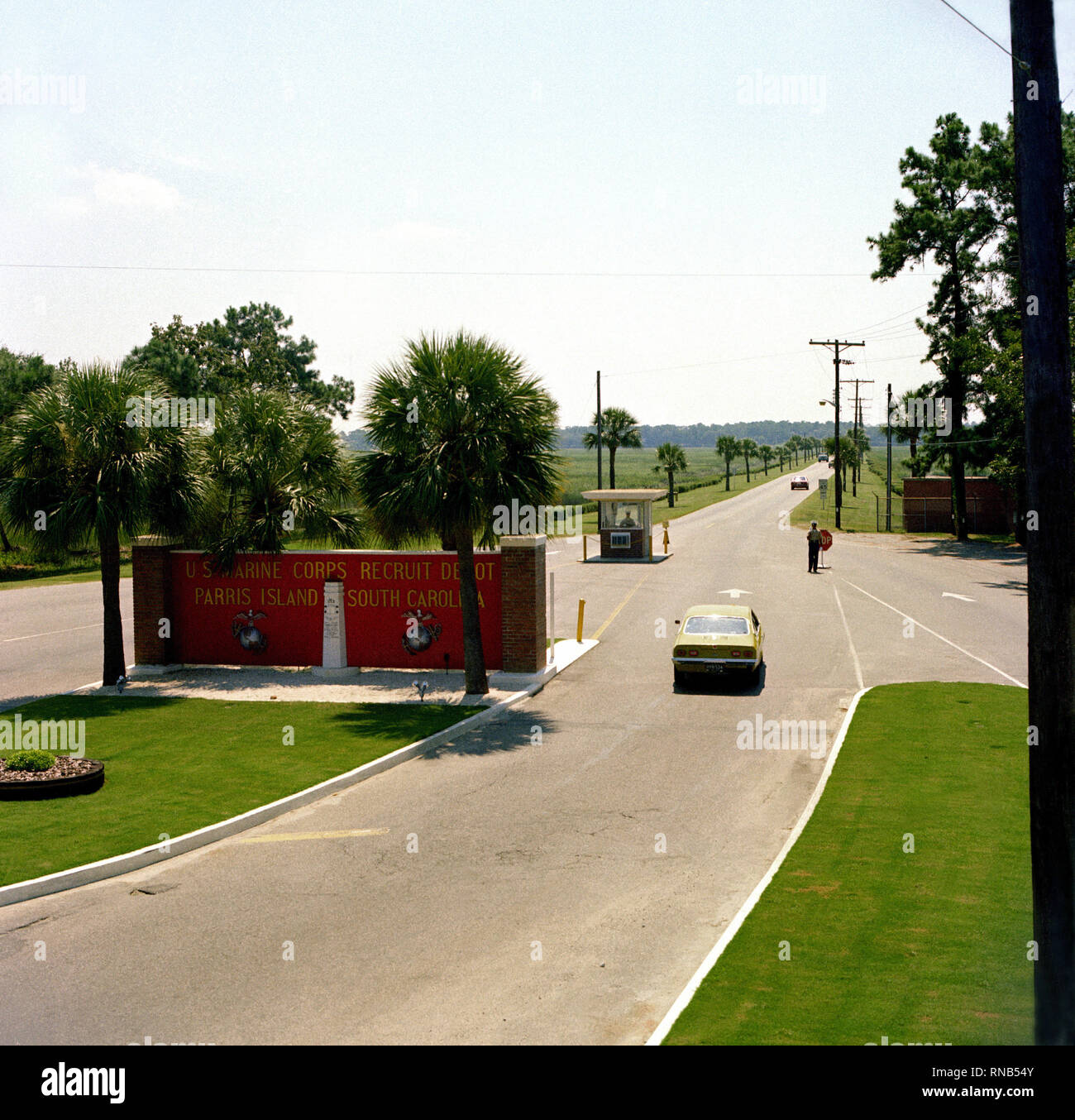 Das Haupttor des Marine Corps Depot rekrutieren und die nur trockene Land Passage mit der Basisstation. Der Routen 280 und 281 gemacht, die Straße führt zu der Stadt Beaufort, S.C. Stockfoto