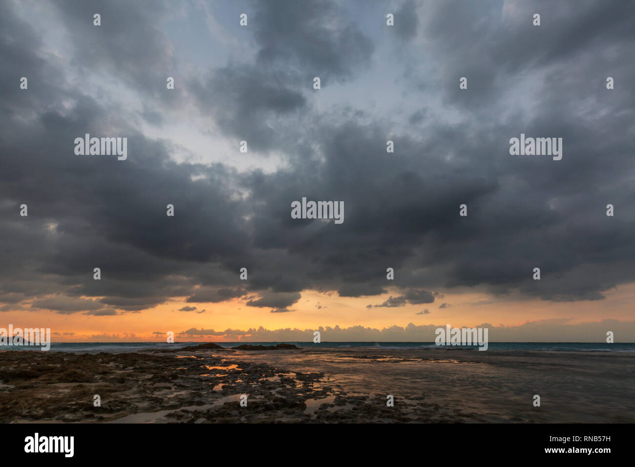 Landschaft Sonnenuntergang am Strand mit Wolken Palmahim Stockfoto