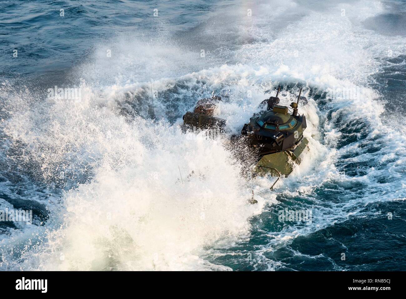 190216-N-DX 072-1030 GOLF VON THAILAND (Feb. 16, 2019) - ein Angriff Amphibienfahrzeug (AAV) zugeordnet. bis 31 Marine Expeditionary Unit (MEU) fährt das Deck des amphibious Transport dock Schiff USS Green Bay LPD (20) auf dem Weg zum Royal Thai Navy Landing Platform Dock Schiff HTMS Angthong (LPD 791) als Vorbereitung für eine amphibische Übung. Green Bay, Teil der Wasp amphibischen bereit, Gruppe, mit Eingeschifft 31 MEU, ist in Thailand, die in der Übung Cobra Gold 2019 zu beteiligen. Cobra Gold ist eine multinationale Übung von Thailand und den Vereinigten Staaten gesponsert, reg voraus Stockfoto