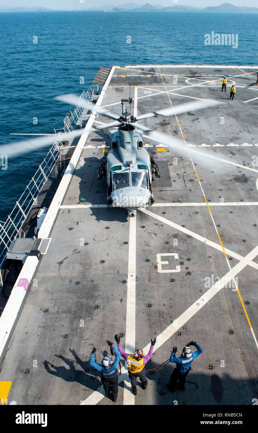 190216-N-DX 072-1176 GOLF VON THAILAND (Feb. 16, 2019) - Ein UH-1Y Huey Hubschrauber, der Marine Light Attack Helicopter Squadron (HMLA) 267, bereitet für das Flight Deck Der amphibious Transport dock Schiff USS Green Bay LPD (20) in der Vorbereitung für eine amphibische Übung mit dem Royal Thai Navy. Green Bay, Teil der Wasp amphibischen bereit, Gruppe, mit Eingeschifft 31 Marine Expeditionary Unit (MEU), in Thailand, die in der Übung Cobra Gold 2019 zu beteiligen. Cobra Gold ist eine multinationale Übung von Thailand und den Vereinigten Staaten gesponsert, reg voraus Stockfoto