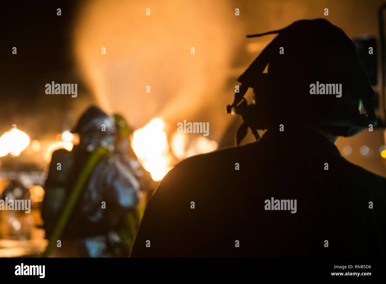 Us-Marines mit Flugzeugen Rettung und Brandbekämpfung (ARFF) Durchführung von Hand Linie bohrt mit Marine Corps Air Station Yuma (WAB) Feb 15, 2019. Diese Übungen konzentrieren sich auf Techniken Kraftstoff Brände entfernt vom Flugzeug aus zu drücken und zu simulieren, großen Luftfahrzeugen Brandbekämpfung. Die Marines Zug monatlich ihre Bereitschaft zu erhöhen, wenn die Reaktion auf Gefahren oder Notfälle auf dem Flug. (U.S. Marine Corps Foto von Cpl. Sabrina Candiaflores) Stockfoto