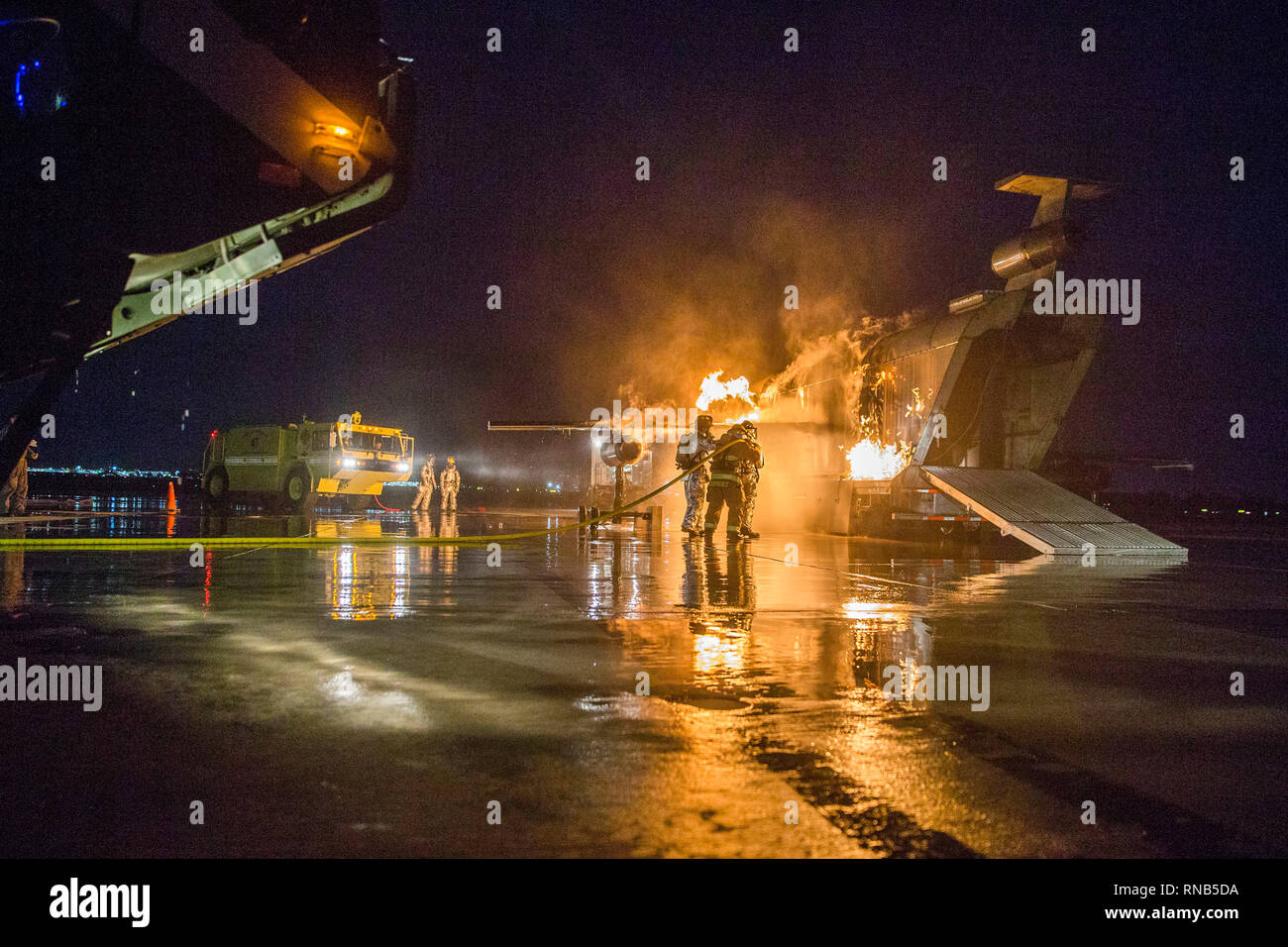 Us-Marines mit Flugzeugen Rettung und Brandbekämpfung (ARFF) Durchführung von Hand Linie bohrt mit Marine Corps Air Station Yuma (WAB) Feb 15, 2019. Diese Übungen konzentrieren sich auf Techniken Kraftstoff Brände entfernt vom Flugzeug aus zu drücken und zu simulieren, großen Luftfahrzeugen Brandbekämpfung. Die Marines Zug monatlich ihre Bereitschaft zu erhöhen, wenn die Reaktion auf Gefahren oder Notfälle auf dem Flug. (U.S. Marine Corps Foto von Cpl. Sabrina Candiaflores) Stockfoto