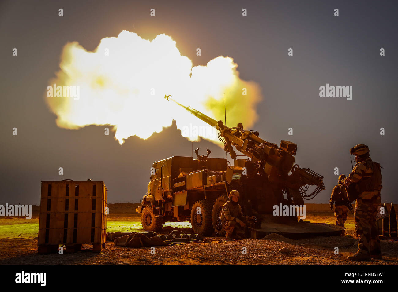 Französische Armee Artilleristen Feuer selbstfahrende Howitzer" ceasers" bei einem Brand Mission am Feuer Base Saham, Jan. 24, 2019. Soldaten aus Frankreich und den USA sind zur Unterstützung von Combined Joint Task Force - inhärenten Lösung bereitgestellt, die Unterstützung von Partner Kräfte, wie sie die letzten Nester der ISIS aus dem nahen Fluss Euphrat Valley löschen und sie an der Flucht in den Irak zu verhindern. In Verbindung mit dem Partner Kräfte, CJTF-OIR Niederlagen ISIS in bestimmten Bereichen und legt die Bedingungen für den Betrieb der regionalen Stabilität zu erhöhen. (U.S. Armee Foto von SPC. Christine Thomasson) Stockfoto