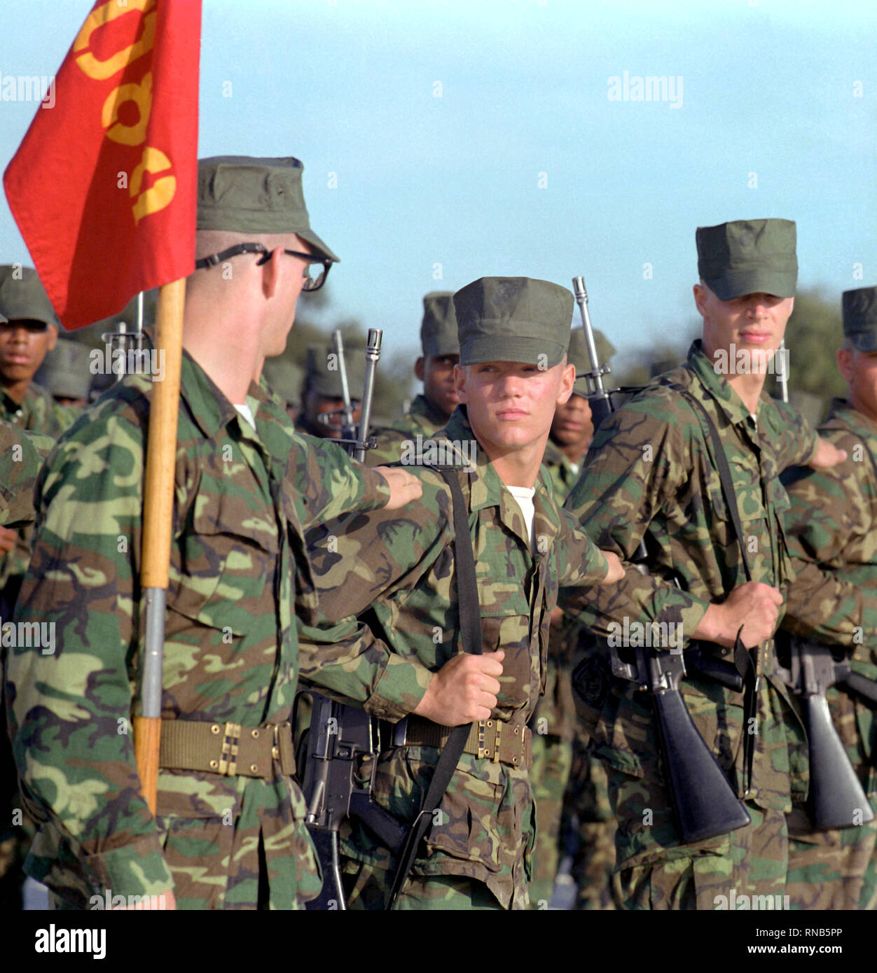 Marine Rekruten ihre Reihen während der grundlegenden Ausbildung in der Marine Corps Depot rekrutieren Kleid. Stockfoto