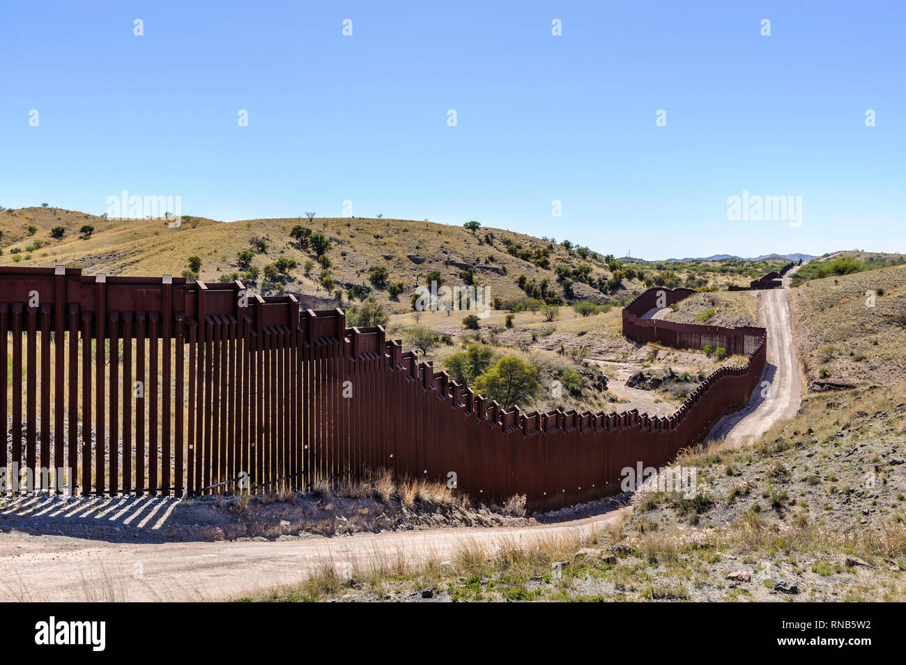 Uns Grenzzaun zu Mexiko Grenze, Poller stil Personensperre, von US-Seite nach Westen gesehen, östlich von Nogales Arizona, April 2018 Stockfoto