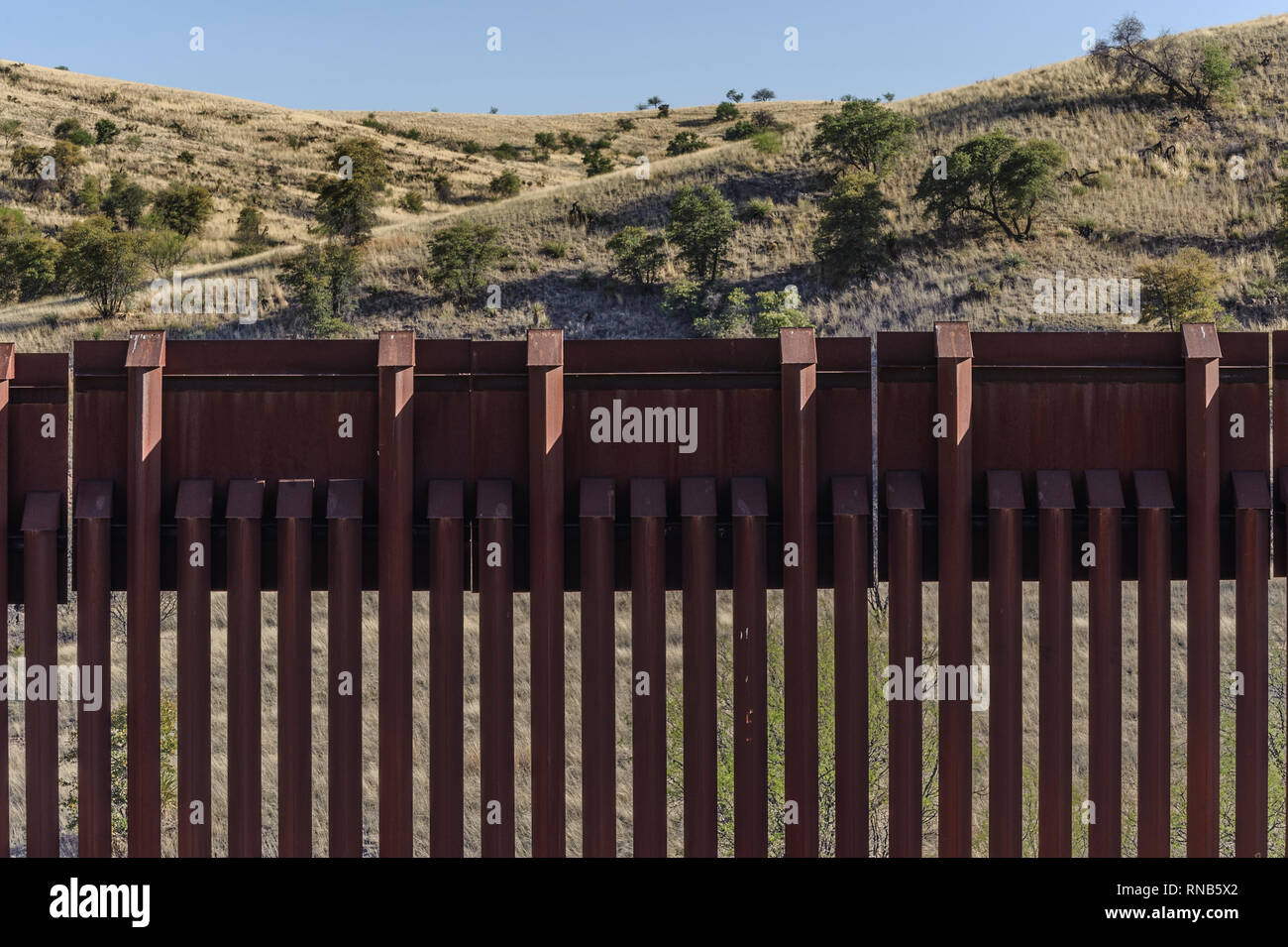 Oben auf uns Grenzzaun zu Mexiko Grenze, Poller stil Personensperre, von US-Seite gesehen, östlich von Nogales Arizona, April 2018 Stockfoto