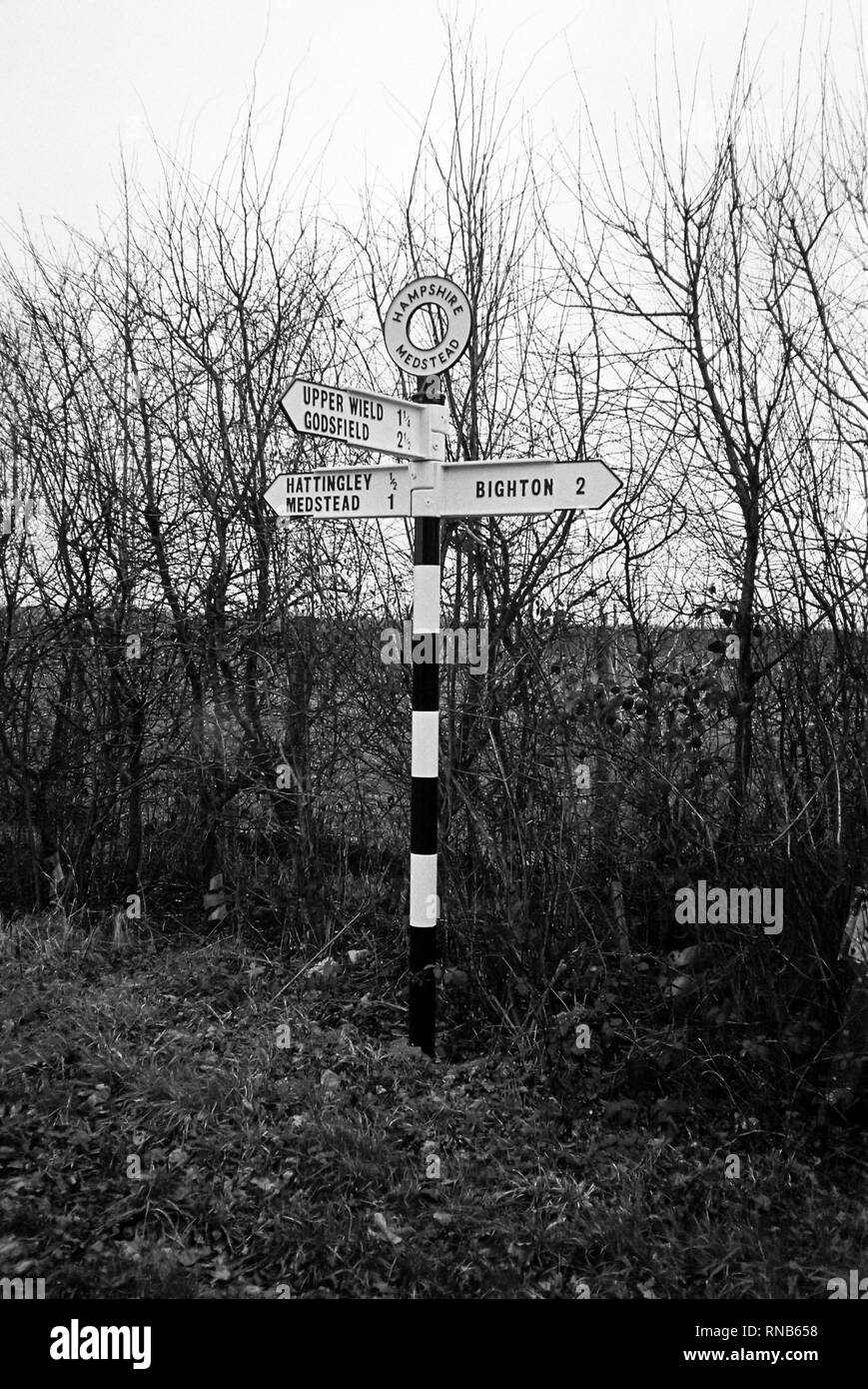 Traditionelle Gusseisen Wegweiser Hattingley, Medstead, Alton, Hampshire, England, Vereinigtes Königreich. Stockfoto