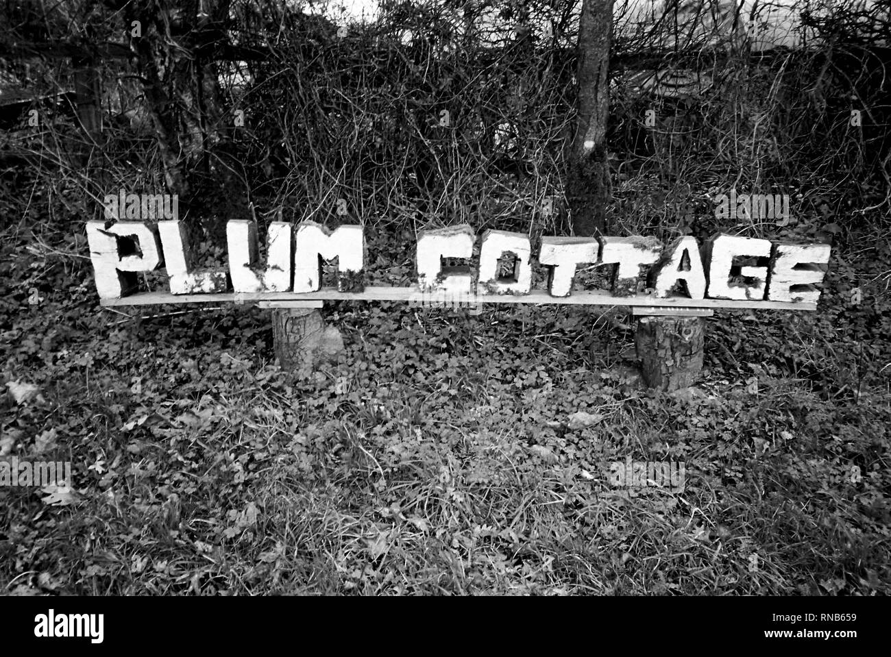 Zeichen für Plum Cottage, Hattingley, Medstead, Alton, Hampshire, England, Vereinigtes Königreich. Stockfoto