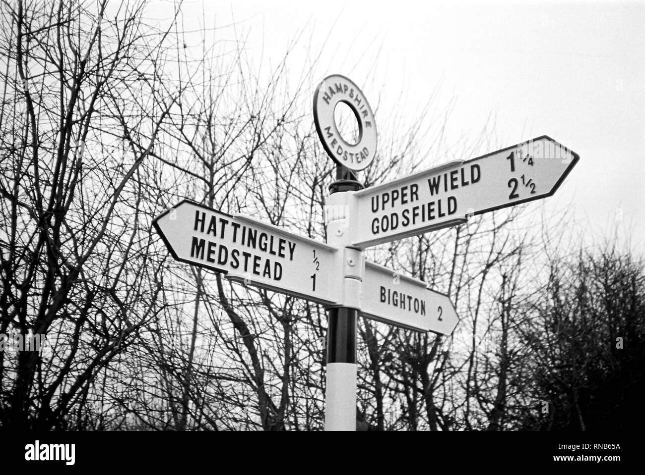 Traditionelle Gusseisen Wegweiser Hattingley, Medstead, Alton, Hampshire, England, Vereinigtes Königreich. Stockfoto