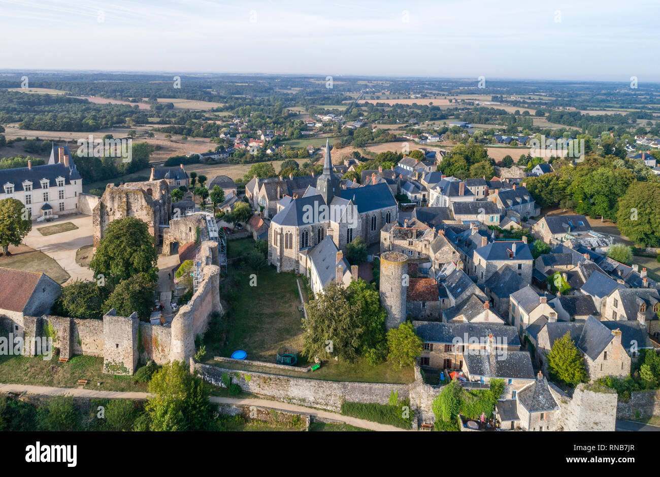 Frankreich, Mayenne, Sainte Suzanne, beschriftet Les Plus beaux villages de France (Schönste Dörfer Frankreichs), das Dorf mit Kirche und castl Stockfoto