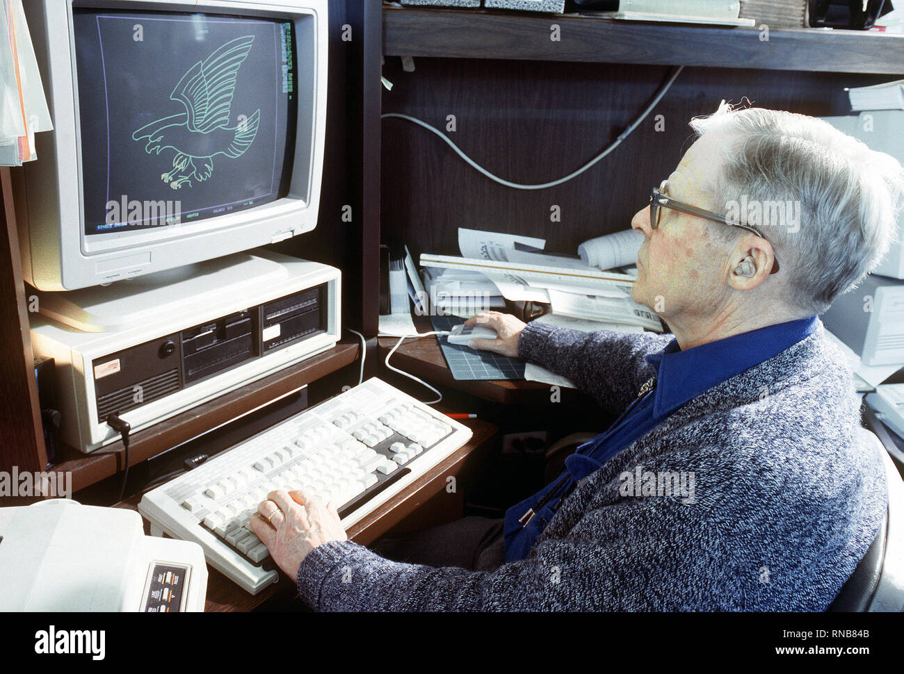 1992 - Eine heraldische Specialist verwendet ein Computer eine militärische Emblem am Institut der Armee der Heraldik Cameron am Bahnhof zu entwerfen. Stockfoto