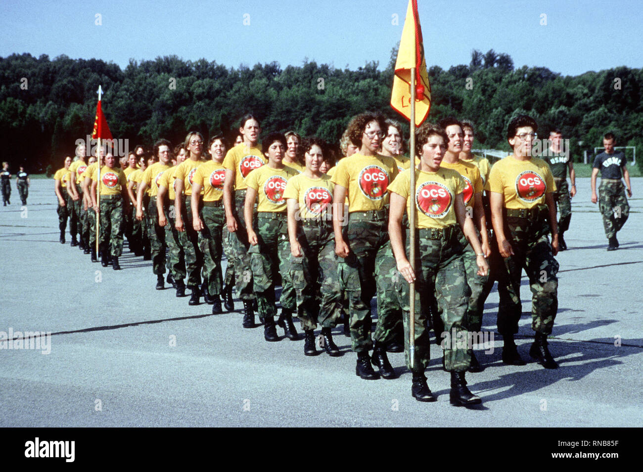 1980 - Weibliche Marine Offizier Kandidaten März in der Ausbildung während der Ausbildung an der Officer Candidate School, Marine Corps Entwicklung und Bildung. Stockfoto