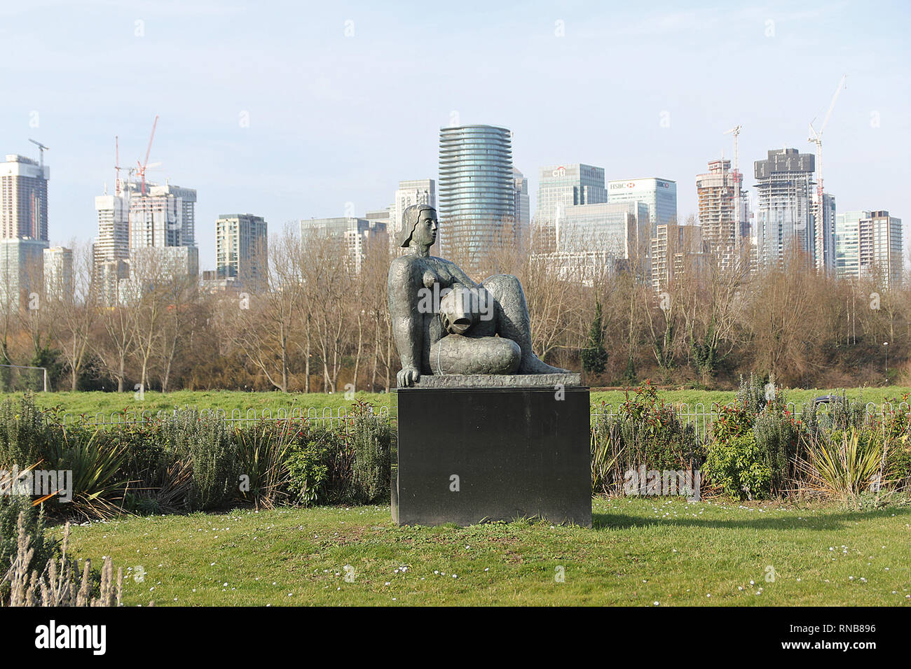 Ion Millwall Park entfernt, auf der Isle of Dogs, diese Replik von Frank Dobson' Frau und Fisch" ca. 1951, ersetzt die Skulptur auf der Cleveland Immobilien in Stepney gelegen. Das Original wurde für den Stadtteil von der London County Council in 1963, das Jahr der Tod Frank Dobson. Stockfoto